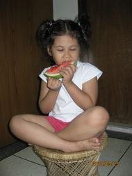 黑妞喜欢吃瓜,甜蜜瓜香里的快乐时光